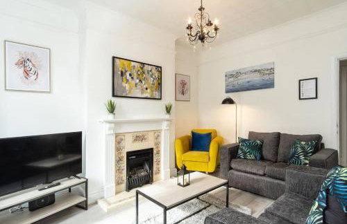 Comfortable 2-BR House in Barking -Free Parking - Photo 1