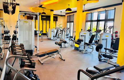 Lux Modern Apartment with Pool View & Prime Location - Foto 2