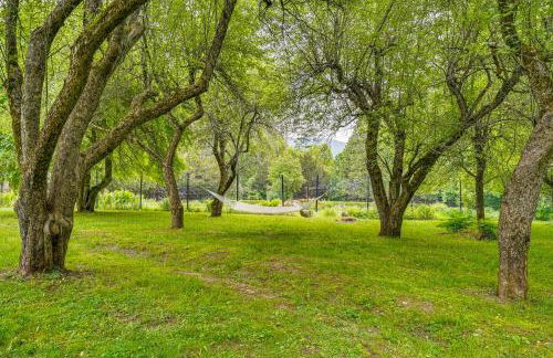 Ambient Manchester Village Abode with Deck and Pond! - Foto 26