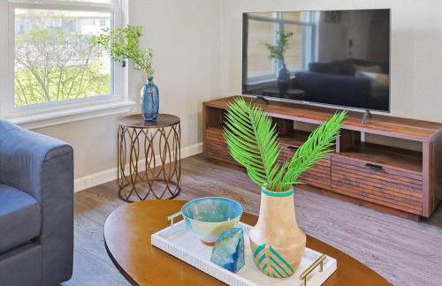 Peaceful and Relaxing Getaway w Beautiful Pool - Photo 9