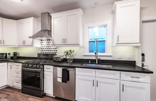 Designer Sun Filled Condo - Walk to Town - Foto 11