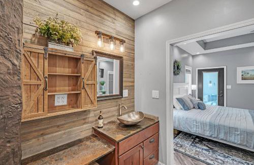 Lakeside Retreat with Hot Tub & Game Room home - Foto 34