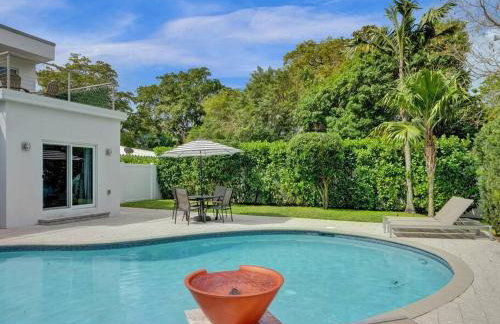 Contemporary 2BR Home with Pool & BBQ Access - Foto 12