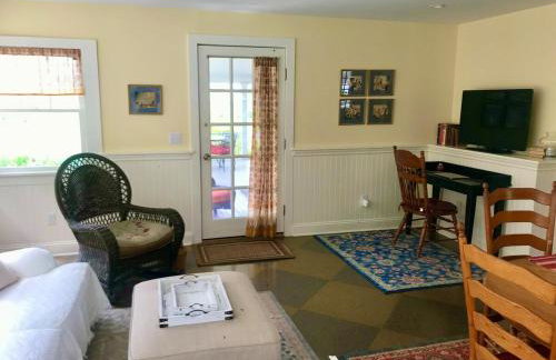 Gorgeous Hamptons Farmhouse - Get the Beach without the Traffic! - Foto 42