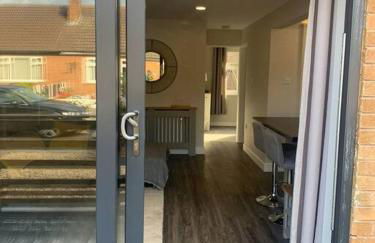 Modern 2BR Flat in Sale - Peaceful Stay in M33 - Great Transport Links - Photo 9