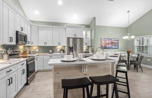 Brand NEW Modern Luxury wPrivate Pool Hot Tub BBQ Home Cinema 2 Miles to Disney - Foto 15