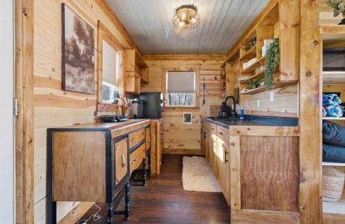 NEW! BEAR Necessities tiny home, outdoor theater! - Foto 23