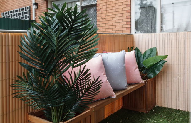 Balcony Retreat Apartment by Ready Set Host - Foto 14