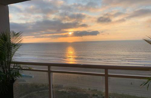 Oceanfront 2 Bedroom Modern Beach Condo w Pool - Foto 5