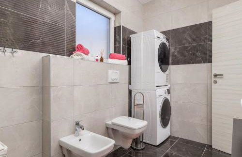 Villa Lemily - Five Bedroom with Swimming Pool - Photo 23