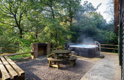 Ellastone, woodland lodge with hot tub for 8 - Foto 26