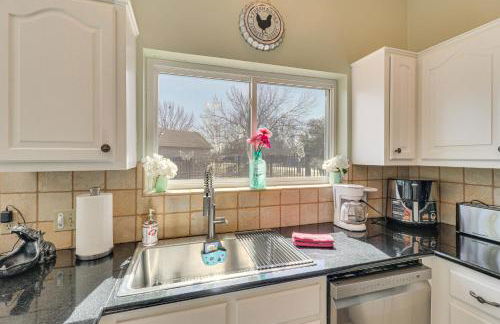 Hot Tub, Pool, and Fire Pit! Solar-Powered Hutto Gem - Foto 10