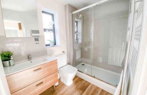 Fantastic 3-bed house with parking - Photo 7