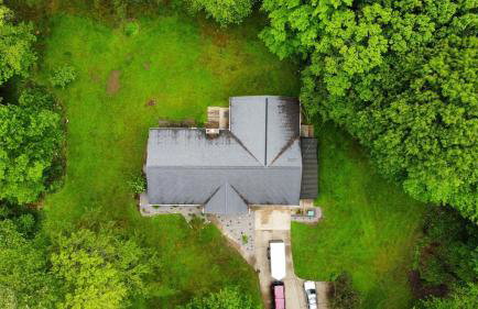 Large home with hot tub in serene wooded setting - Foto 26