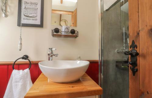 The Journeyman Luxury Shepherds Hut - Photo 10