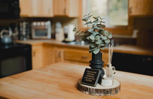 Cabin Minutes to Mt Rainier - EV, HotTub, 2 Queen and Twin - Photo 5