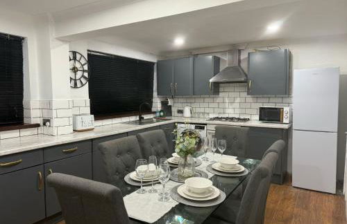 Stylish & Cosy Home in Bridgend with free parking - Photo 17