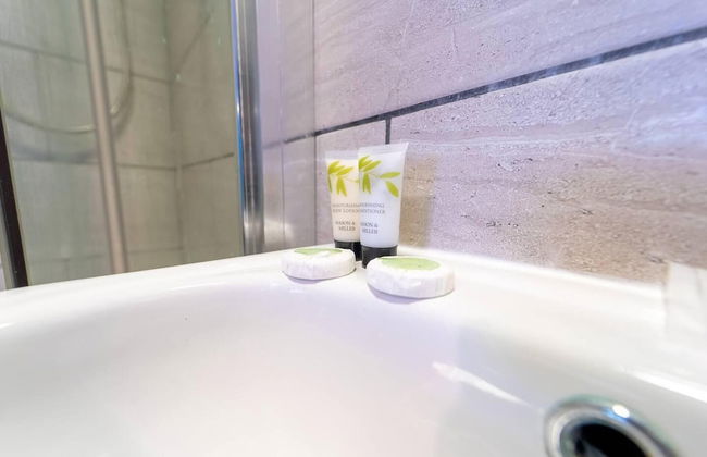 Cosy Spacious Studio Available - Photo 9