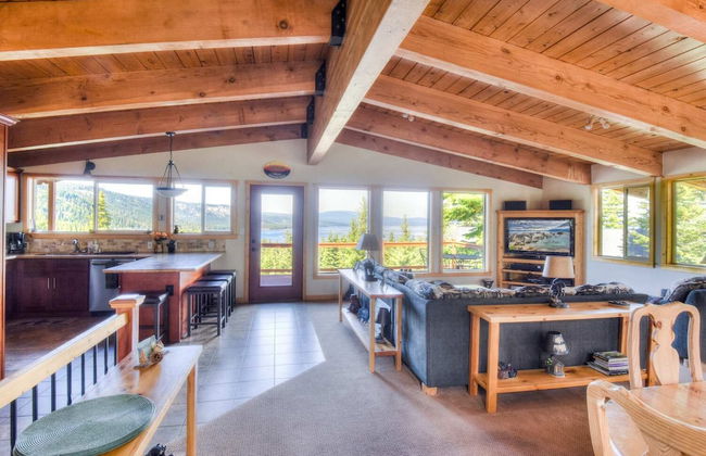 Chamberland Getaway Lake Views w/ Deck! - Foto 9