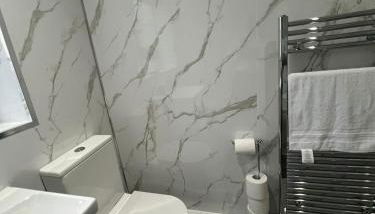 Luxury 2 Bed Apartment, Sleeps 6 with Sofa bed, Close to Sale Town & Tram Station - Photo 3