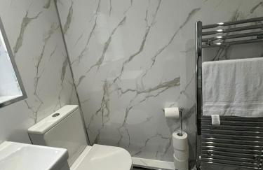 Luxury 2 Bed Apartment, Sleeps 6 with Sofa bed, Close to Sale Town & Tram Station - Photo 3