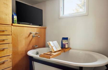 Chic 4BR with Fenced Yard, Walk to Dining, Parking, 5 Mins to Nissan Stadium, Less than 10 Mins to Broadway, Workspace, Parking, 24 Hr Hospitality, Great for Families - Foto 18