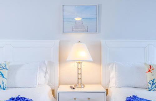 Stylish Beachfront Condo with Balcony & Ocean View - Foto 44