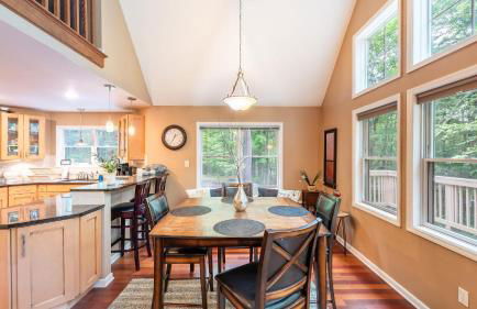 Bear Trail Chalet by Avantstay Retreat w/ Outdoor Living Deck & Fire Pit - Foto 111