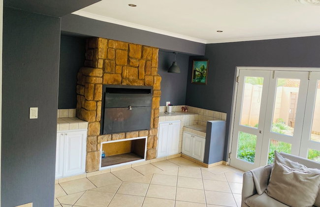 Or Tambo Airport Holiday Home - Foto 27