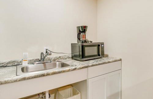 5 Mi to Pine Knob Pet-Friendly Studio Retreat - Foto 9