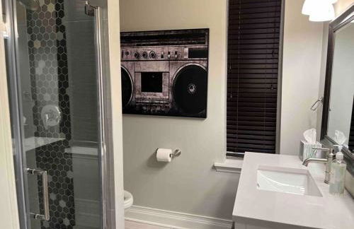 Trendy West Town Flat - 2 bed / 1.5 bath w parking - Foto 12