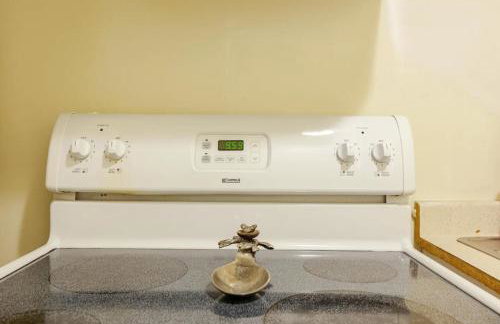 1BR Queen Suite w secure Parking and FiberOptics - Foto 7