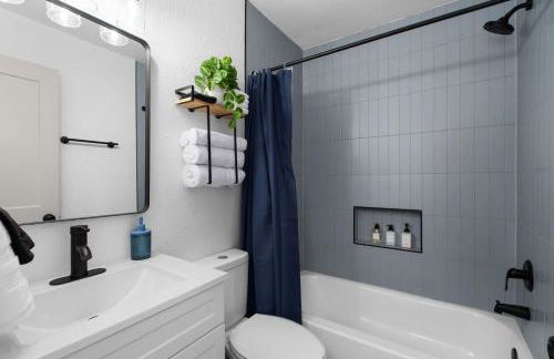 Posh & Serene 2BR w Private Patio - Foto 15