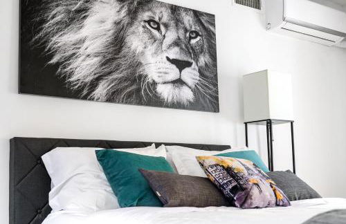 Modern 3BR Townhouse with Private Rooftop & Parking Minutes to NYC - Foto 18