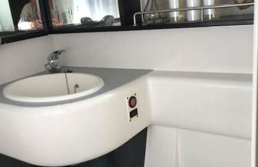 ENTIRE LUXURY yacht 70sqm Oyster Fund - Quiet and relaxing - 2 double bedrooms both en-suite - HEATING - sleeps up to 4 people - moored on our Private Island - nearby LEGOLAND THORPE PARK ASCOT RACES WENTWORTH LONDON Lapland UK -NO Parties - - Foto 36