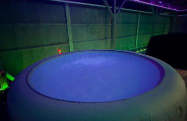 Luxxe House with Hot tub and Pool table - Photo 3