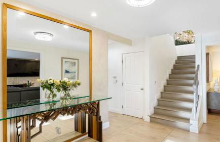 LA Hillside Retreat w Pool Views Fire Pit Outdoor Lounging Casa Bellagio by AvantStay - Foto 14