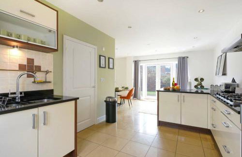 Stylish 6 Bedroom 3 Bathroom Detached House with Free Parking, Super-Fast Wifi, Pool Table, Smart TVs with Netflix by Yoko Property - Foto 28