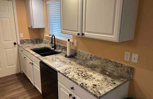 Solar Half-Plex with Chic Style in Country Glen - Foto 18