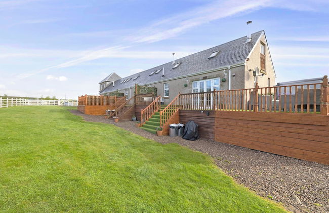 JOIVY Greenknowes Cottage W/ Hot Tub & Fireplace - Photo 16