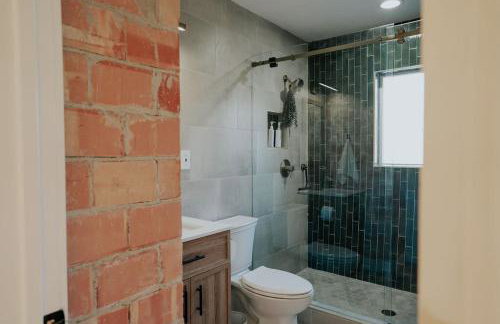 The Charlotte House With Soaking Tub, Arcade Game, Firepit - Foto 5