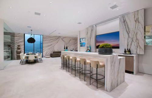 Ultra-Luxurious BH Estate with Pool, Theatre, Views - Foto 73