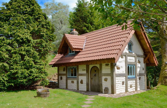 Snow White's House - Farm Park Stay with Hot Tub, BBQ & Fire Pit - Foto 1