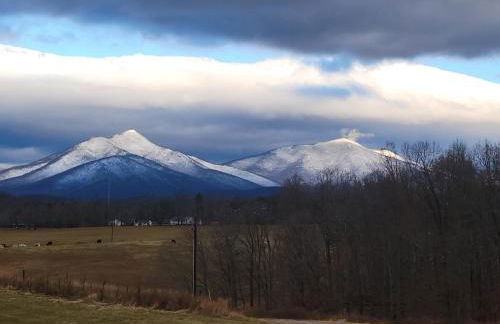 Bedford Cabin with Porch, 5 Mi to Historic District! - Foto 21