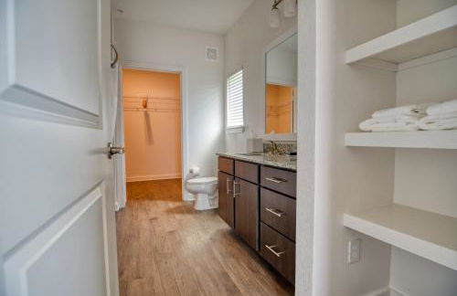 Grand Two Bedroom Two Bathroom Apartment with Balcony - Foto 10