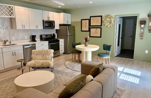 CUTE 1 BR Basement Apt Near Shops, Park - Foto 1