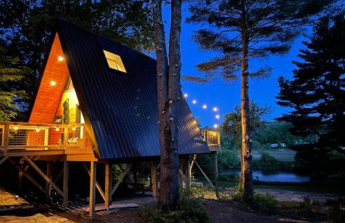 Designer A-Frame Treehouse with hot tub on river - Foto 38