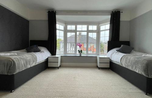 Luxurious Detached Holiday House Free Parking near Airport Town Centre Railway Station - Foto 33