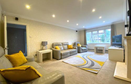 Beautiful 5 Bed 3 Bathroom Detached Family Home 8 - Photo 1