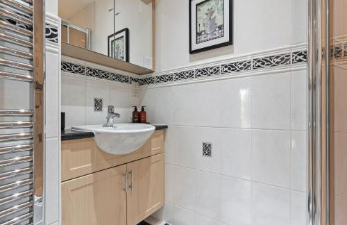 Stunning Countryside Home in Surrey by 53 Degrees Property, Ideal for Family Getaways, Private Tennis Court! - Foto 34